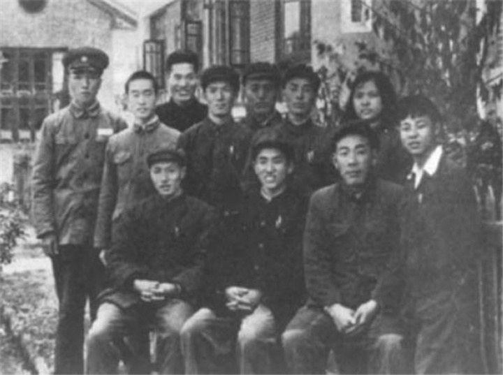 雷锋牺牲后，《中国青年》写信请毛主席题词，毛主席看后陷入沉思