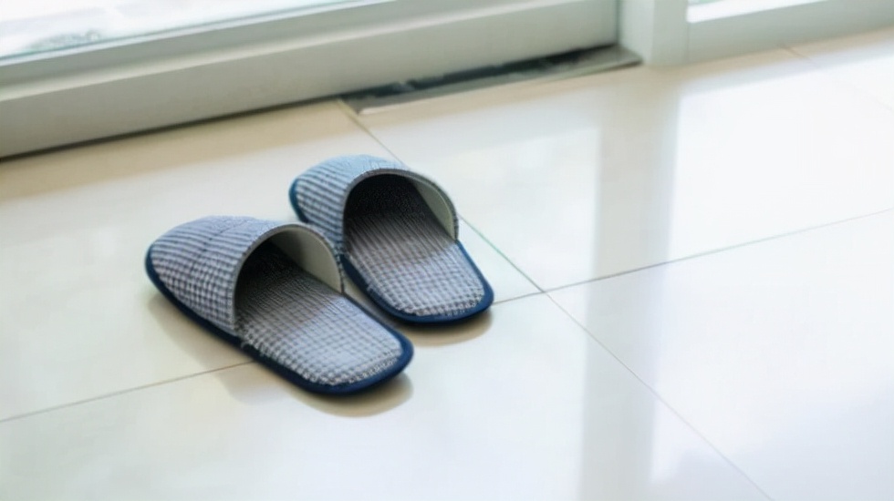 明明很干净的拖鞋，为什么会散发恶臭味，有解决的办法么？