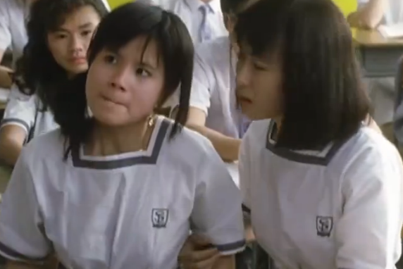 在这部1988年的老电影中，袁洁莹演女学生，林正英演警察