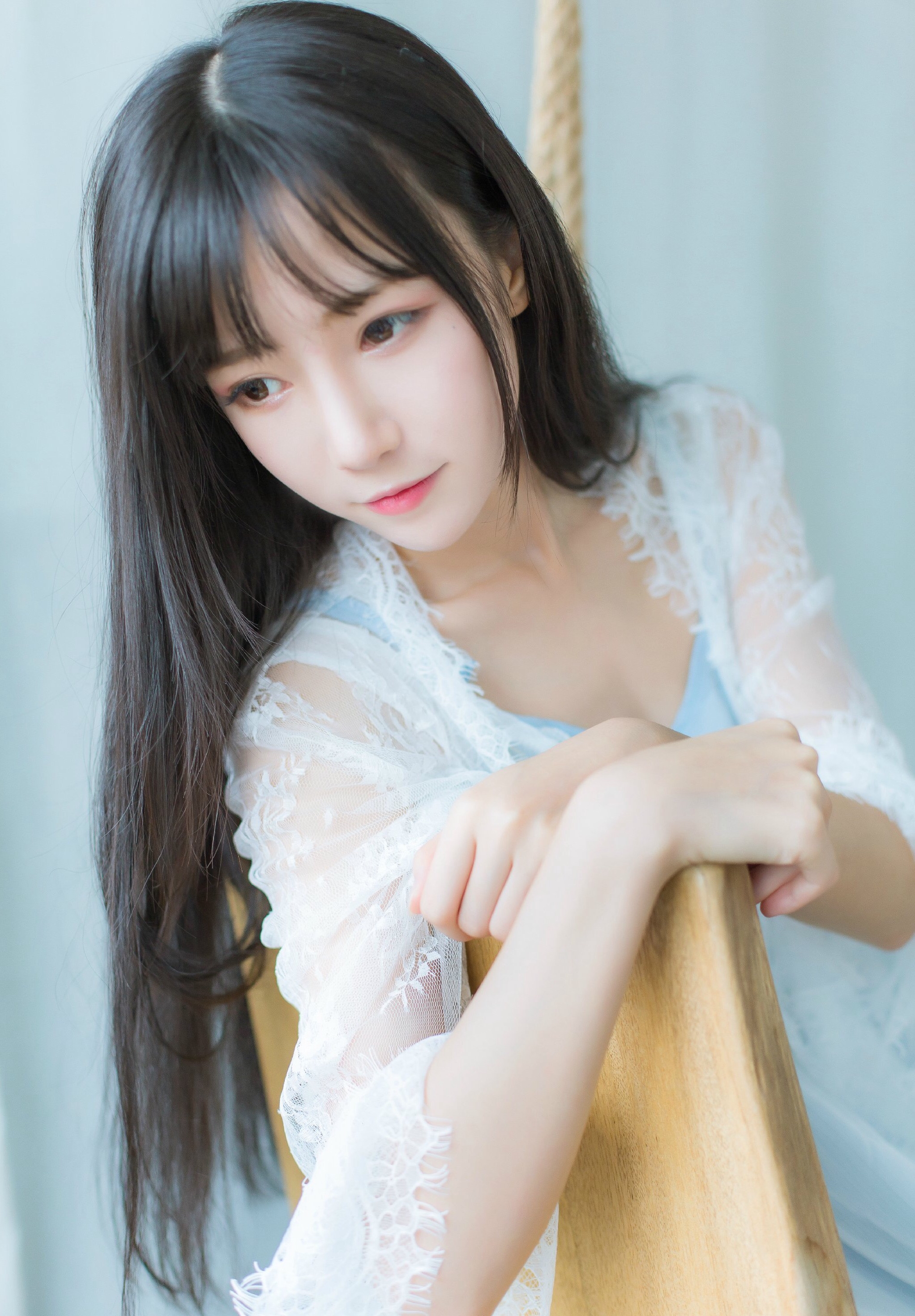 学渣被学霸压着写作业短文 我坐在有木棒的椅子上写作业