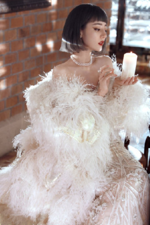 迪丽热巴做核酸被偶遇!身材高瘦胳膊纤细,紧挽助理吓到蹲地上