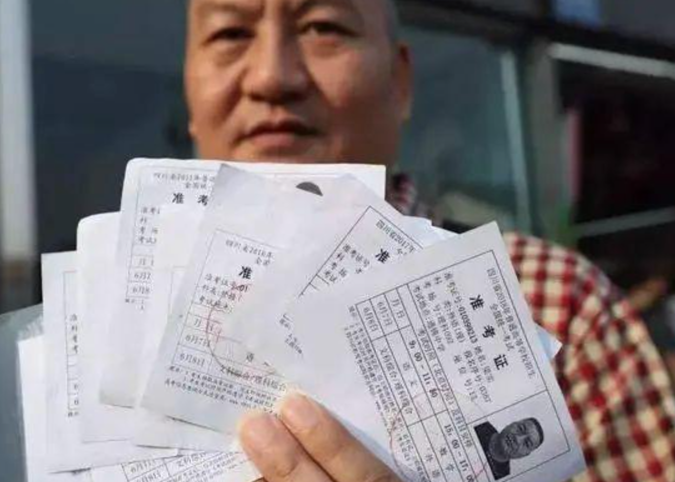 54岁“钉子户”25次高考，距二本线27分：执迷不悔还是追逐理想？