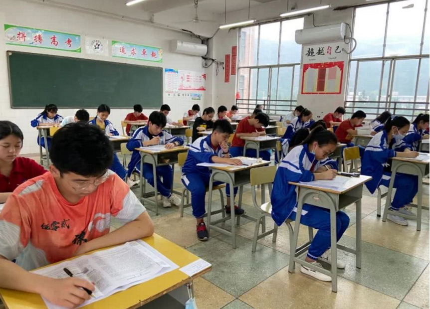 国内“考试难度”排行榜，高考竟无缘榜首，考研意外垫底