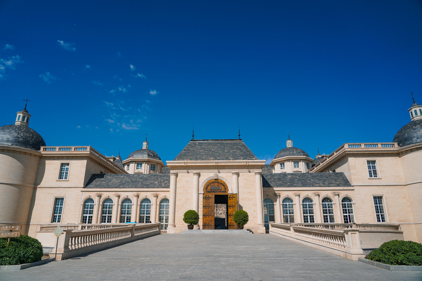 门票:80/人开放时间:8:00～18:00地址:导航"张裕摩塞尔十五世酒庄览山