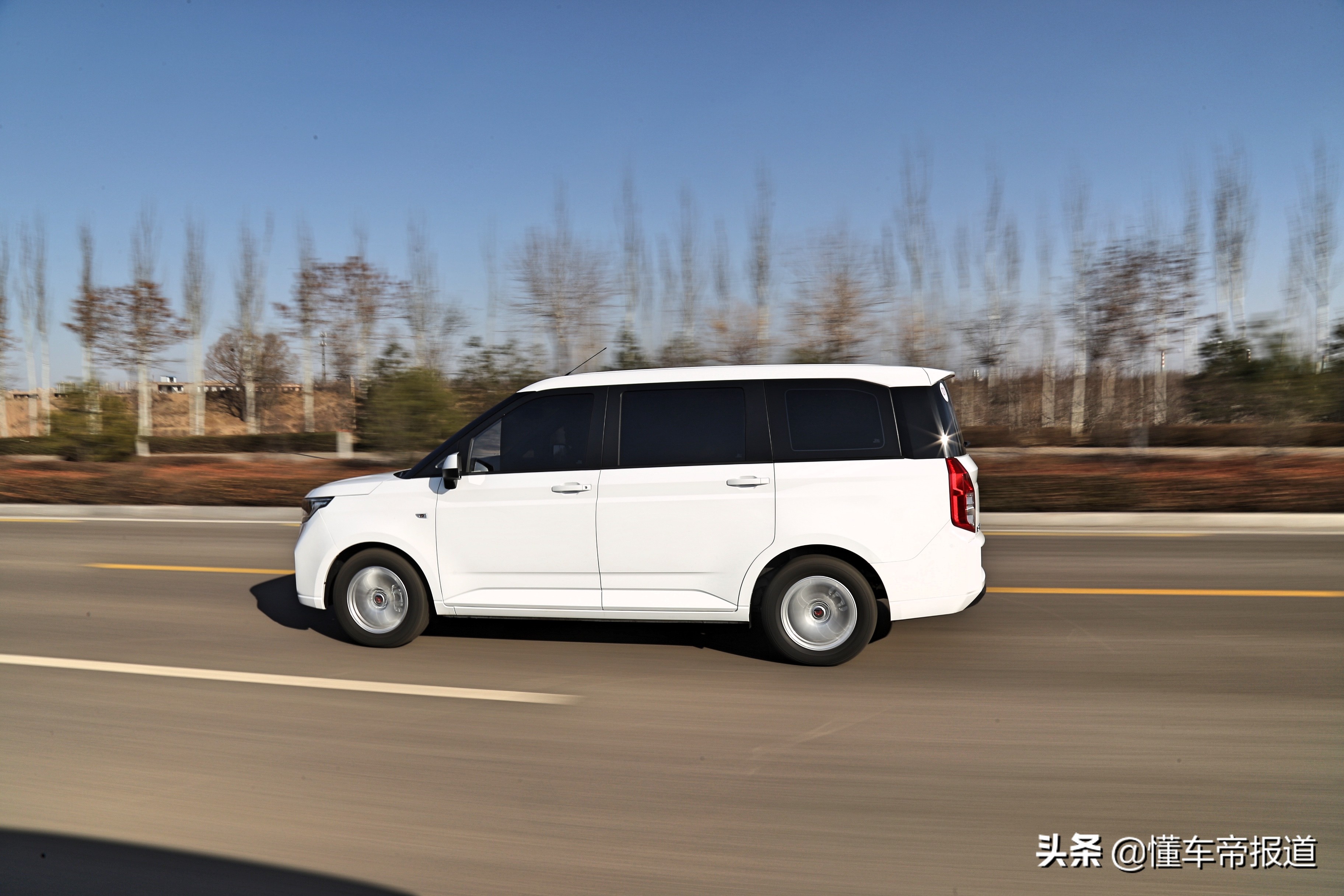 以后拉货全靠它，周末出行都装下！道路试驾五菱宏光PLUS