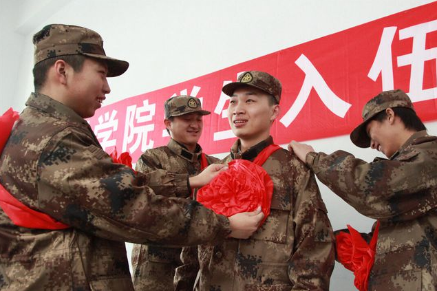 大学生当兵，2年后退伍能有多少“经济补助”，学生需提前了解