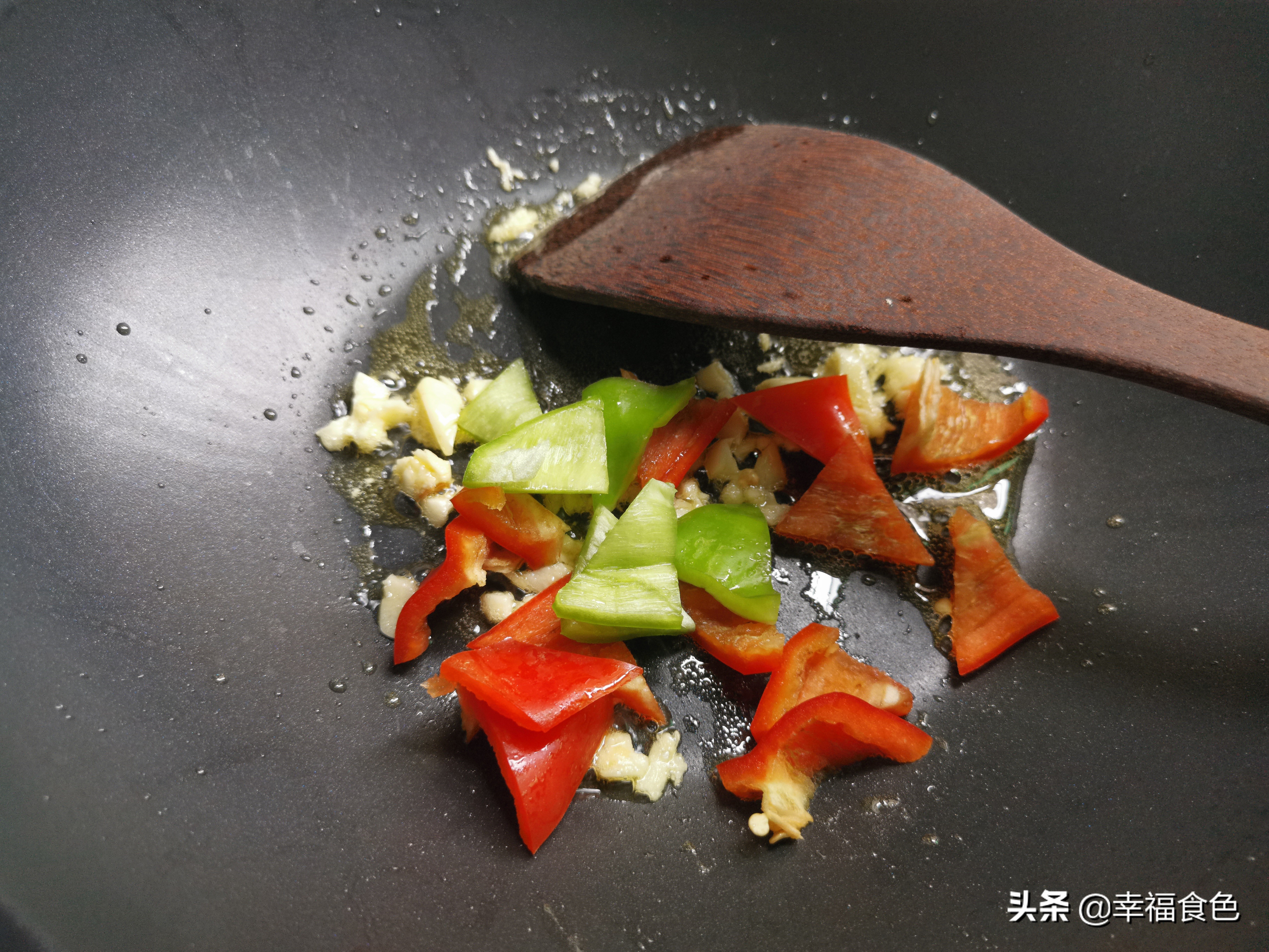 清炒丝瓜最简单的做法，不发黑不软塌塌，吃起来脆嫩可口，香