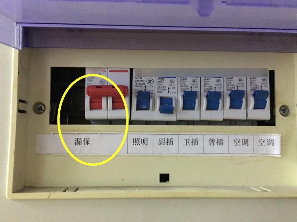 家里三天两头跳闸,我拿根棍子顶住,电工:自作聪明,治标不治本