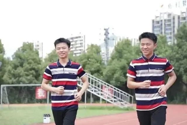 双胞胎学霸考上清华北大，每个学霸背后，都有个用心至极的父母