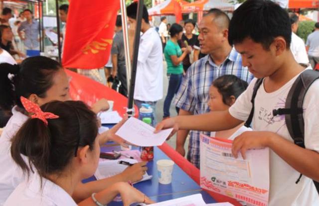 大一新生寝室标语火了，辅导员看了哭笑不得，网友：00后果然有才