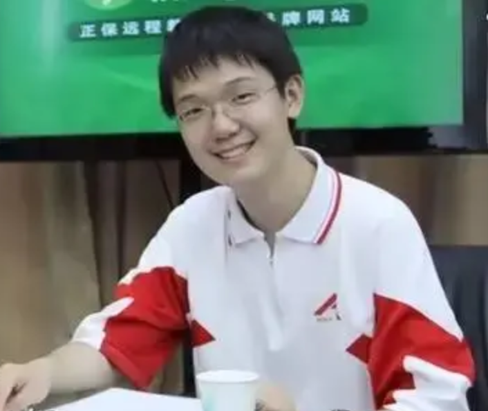 2010年，李泰伯考703分夺北京理科状元，却被美国11所名校拒收