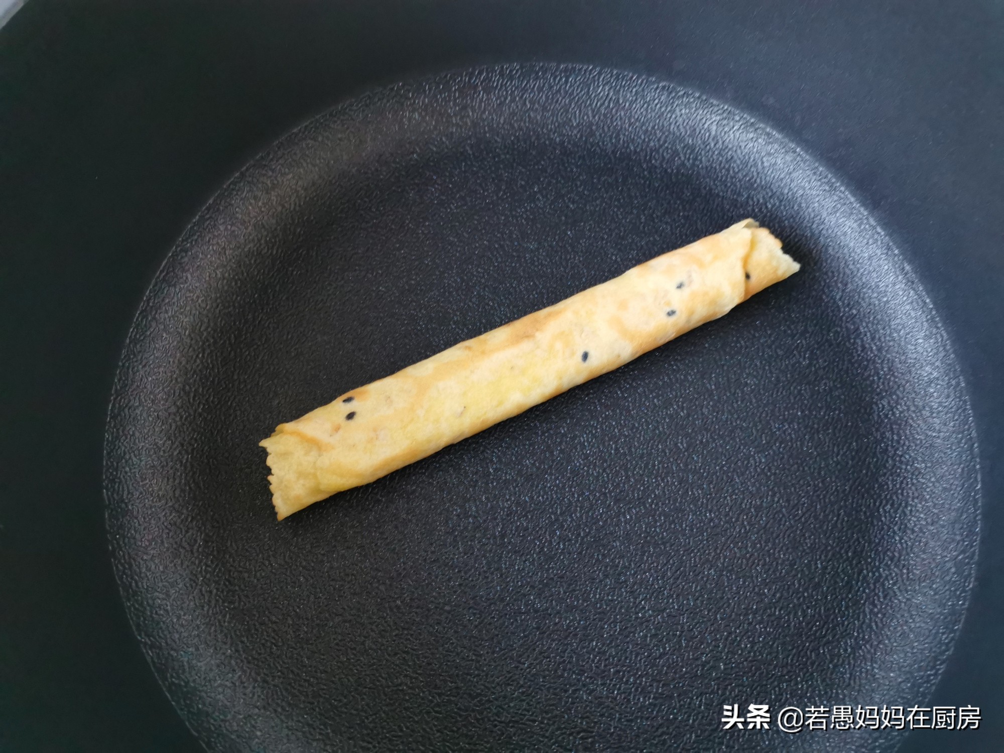 3个鸡蛋，1碗面粉，教你做香酥蛋卷，咬一口直掉渣，平底锅就能做