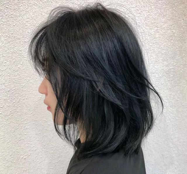 阳光下棕黑色头发图片(显白不挑皮的流行发色) - 赤虎壹号