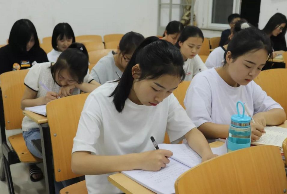 大学“就业率低”的专业，毕业很难顺利找到工作，名校学生也白费