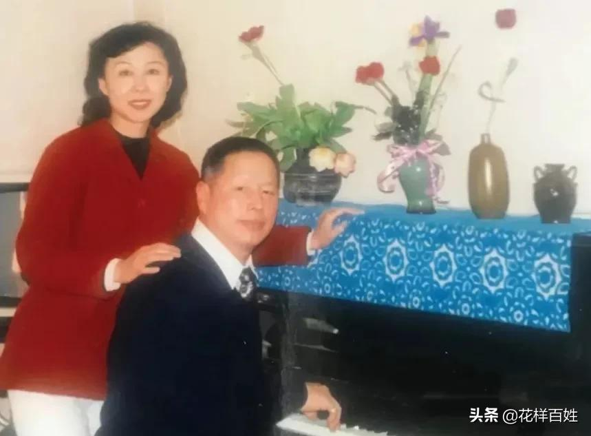 朋友圈惊艳的一张背影照：一个70岁的女人，可以有多美？