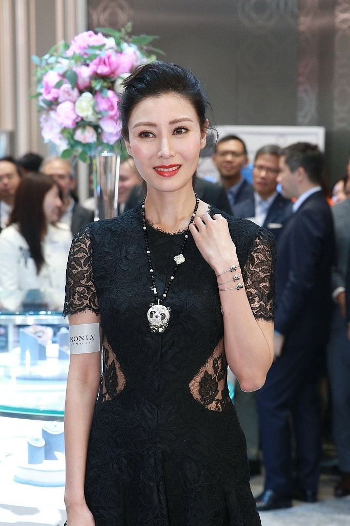 李嘉欣逆生长,黑色蕾丝连衣裙优雅大气,贵妇气质超迷人