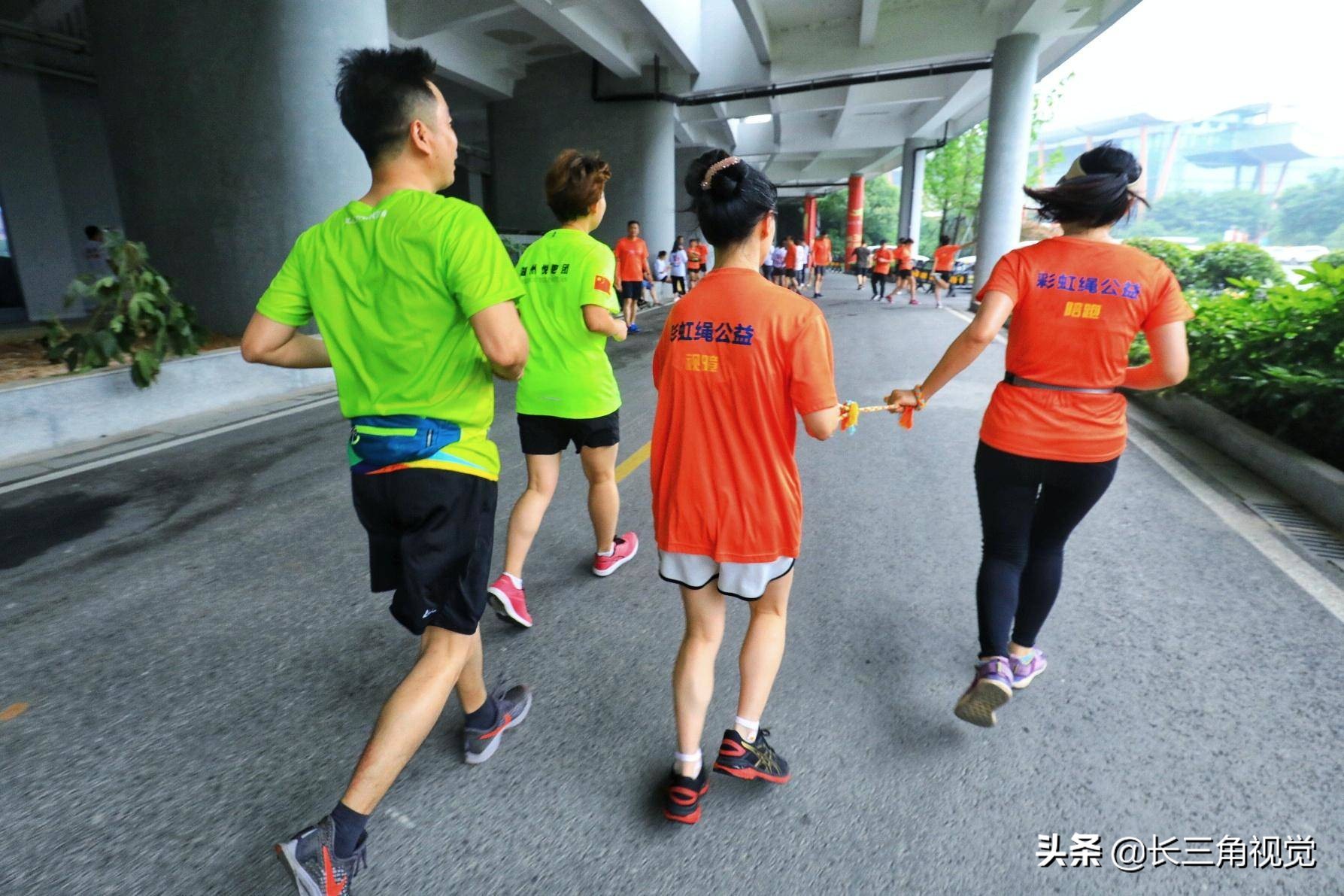 为爱奔跑！雨中，那一道七彩的虹……