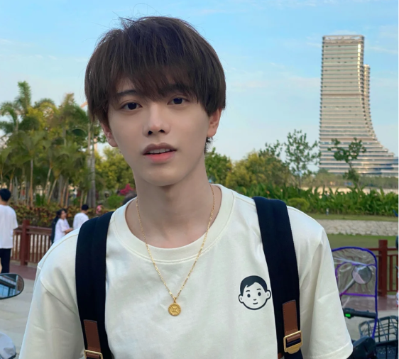 成均馆大学校草走红，号称现实版“都敏俊教授”，颜值球技均在线