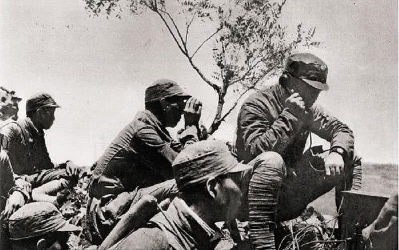 日寇疯狂扫荡，八路军干部被老乡带到一悬崖边：你快下去躲躲