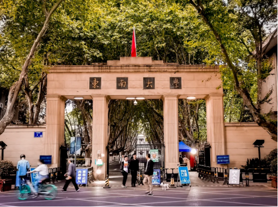 这所“魔法学校”火了！百年底蕴加持，走出200余位院士、多部影视剧来取景