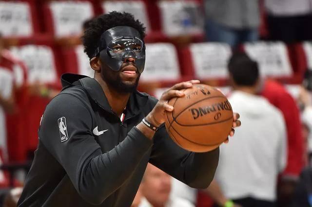 黑红配色为什么会被nba禁(NBA被明令禁止的装备：运动手环也不能戴，乔丹AJ鞋颜色太骚被禁)