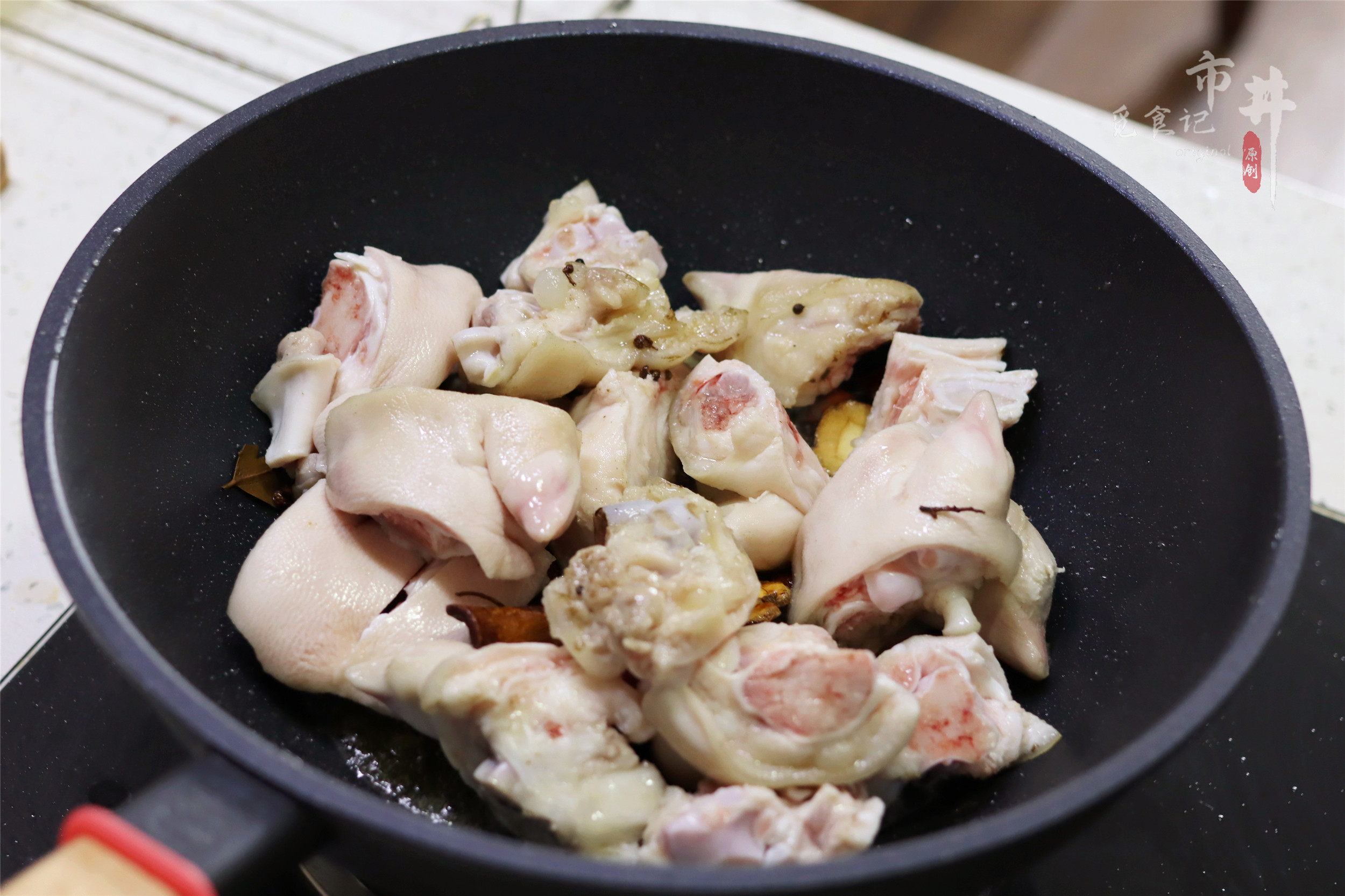 做红焖猪蹄，这2样和猪蹄是绝配，炖一起香而不腻，酥烂软糯