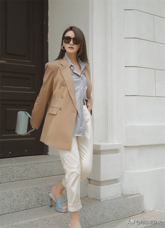 米色裤子怎么搭配衣服和鞋子(一学就会的米色裤子穿搭)