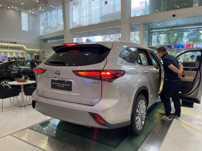 汉兰达作为丰田家族招牌车型之一,在国内中型suv市场一直备受关注