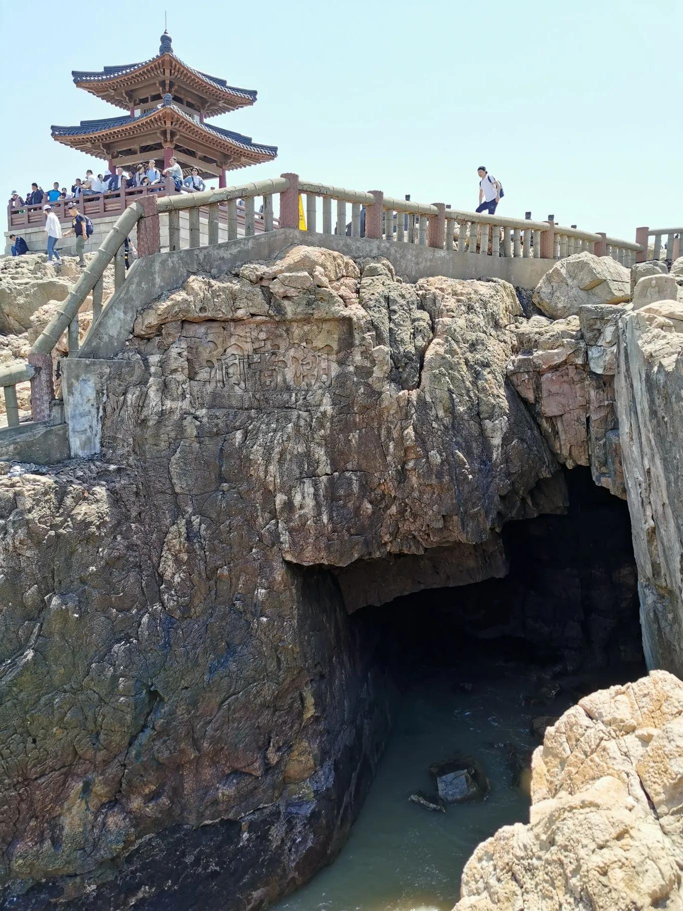 此处海岸曲折往复,巉岩峭壁,怪石层层叠叠.