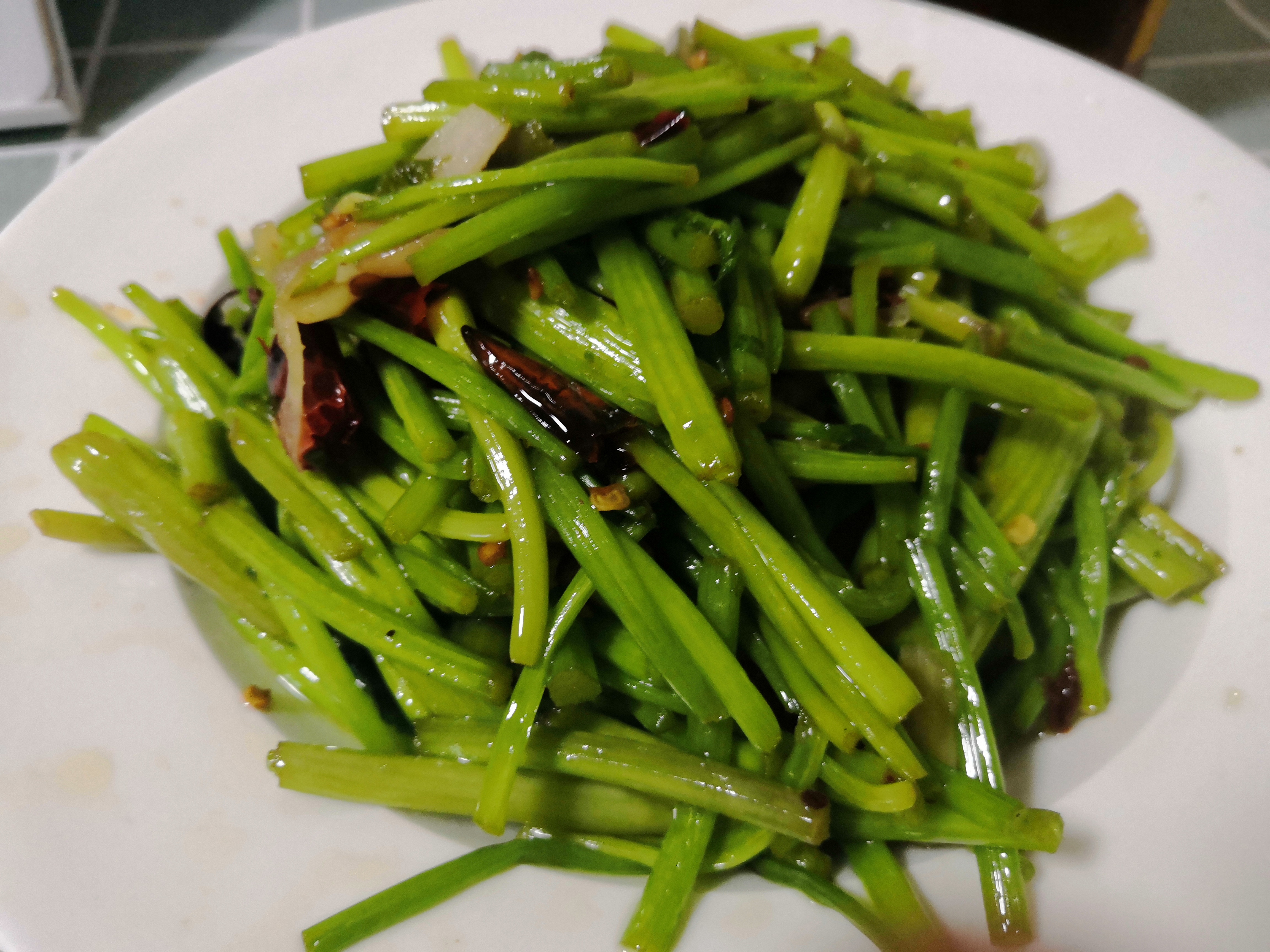 参考份量:2人份制作时间:20分钟难易程度:★★☆☆☆食 材水芹 1把