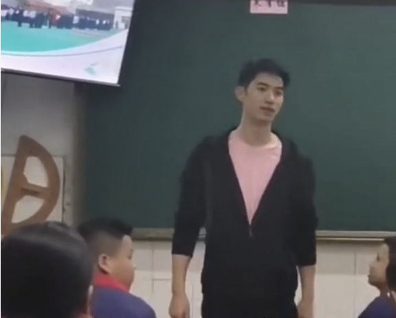 初中帅气男教师走红，长得不输“明星”，网友：我想回去读书