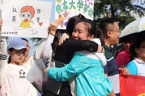 为啥建议高考当天不穿“校服”？资深教师说出原因，学生茅塞顿开