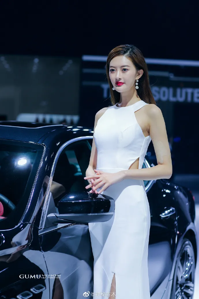 高挑气质车模性感红唇香车美人艺术照图片