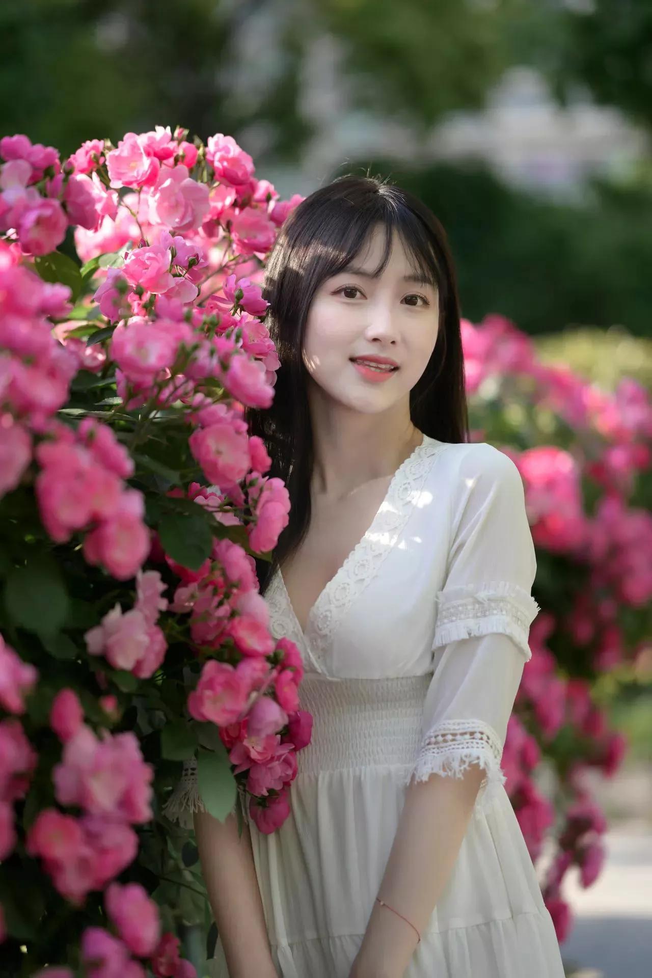 花媲人美争艳芳 人逊花香输情长