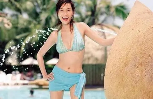 她被誉为“最美紫霞”，曾与星爷假戏真做，险些陷入“尺度”泥潭