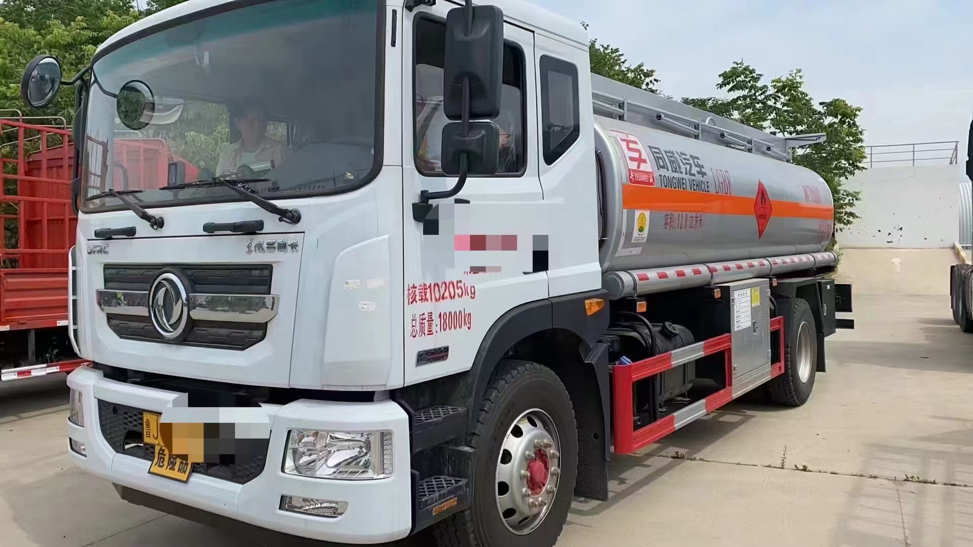 国五12吨全新油罐车！山东泰安户东风D9康明斯180马力，低价处理