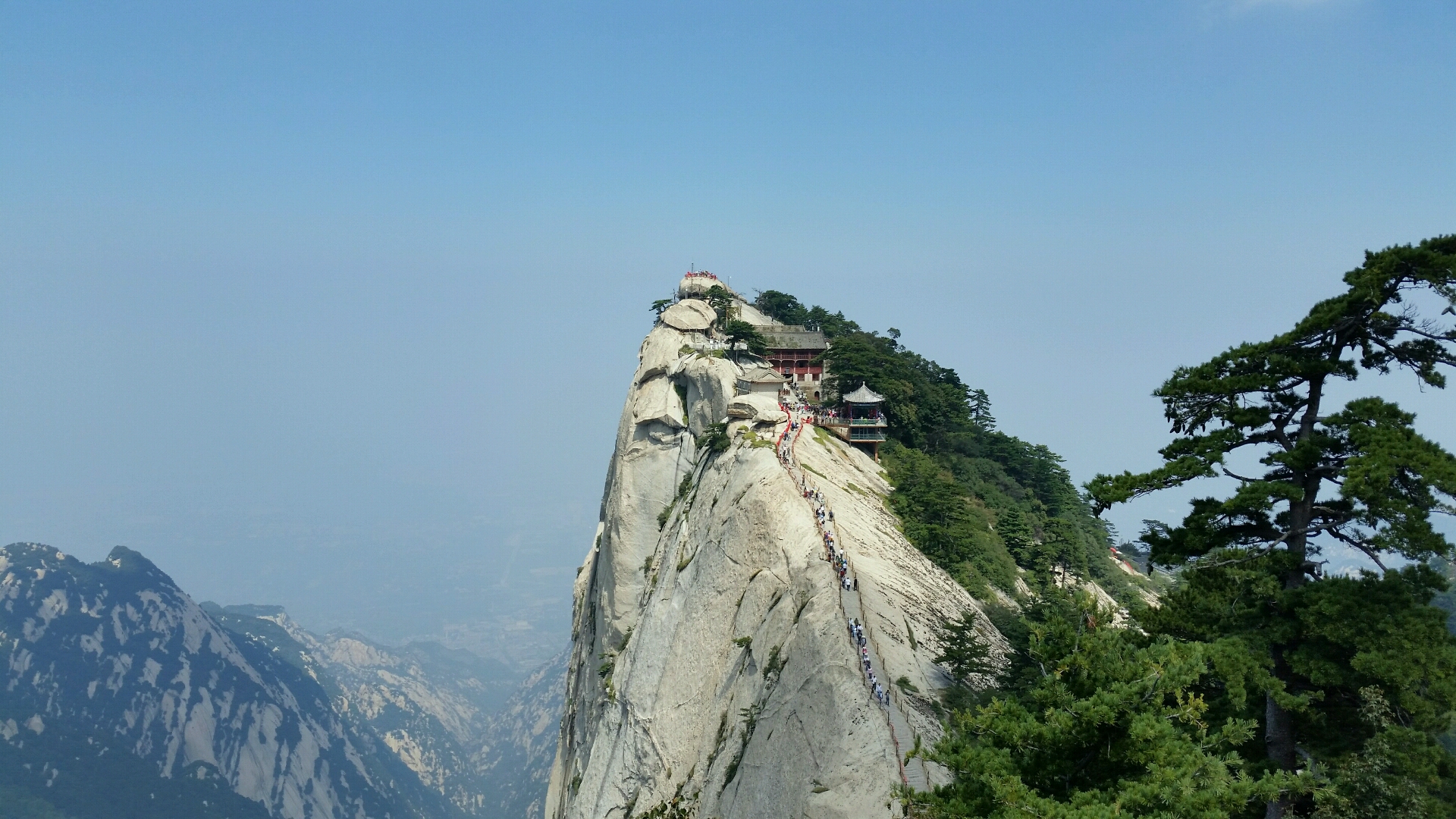 四是神秘的洞里翁在高耸入云的华山之中,存在着数不清的洞穴,而在诸多