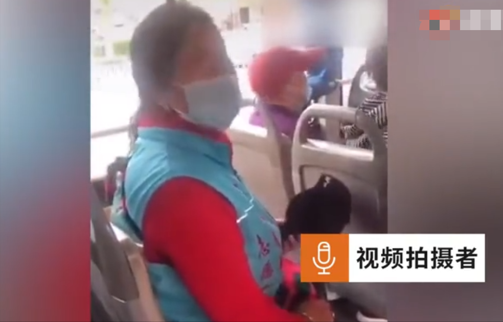 北京63岁大妈嫌让座慢，辱骂女孩“臭外地来要饭的”，处理结果大快人心