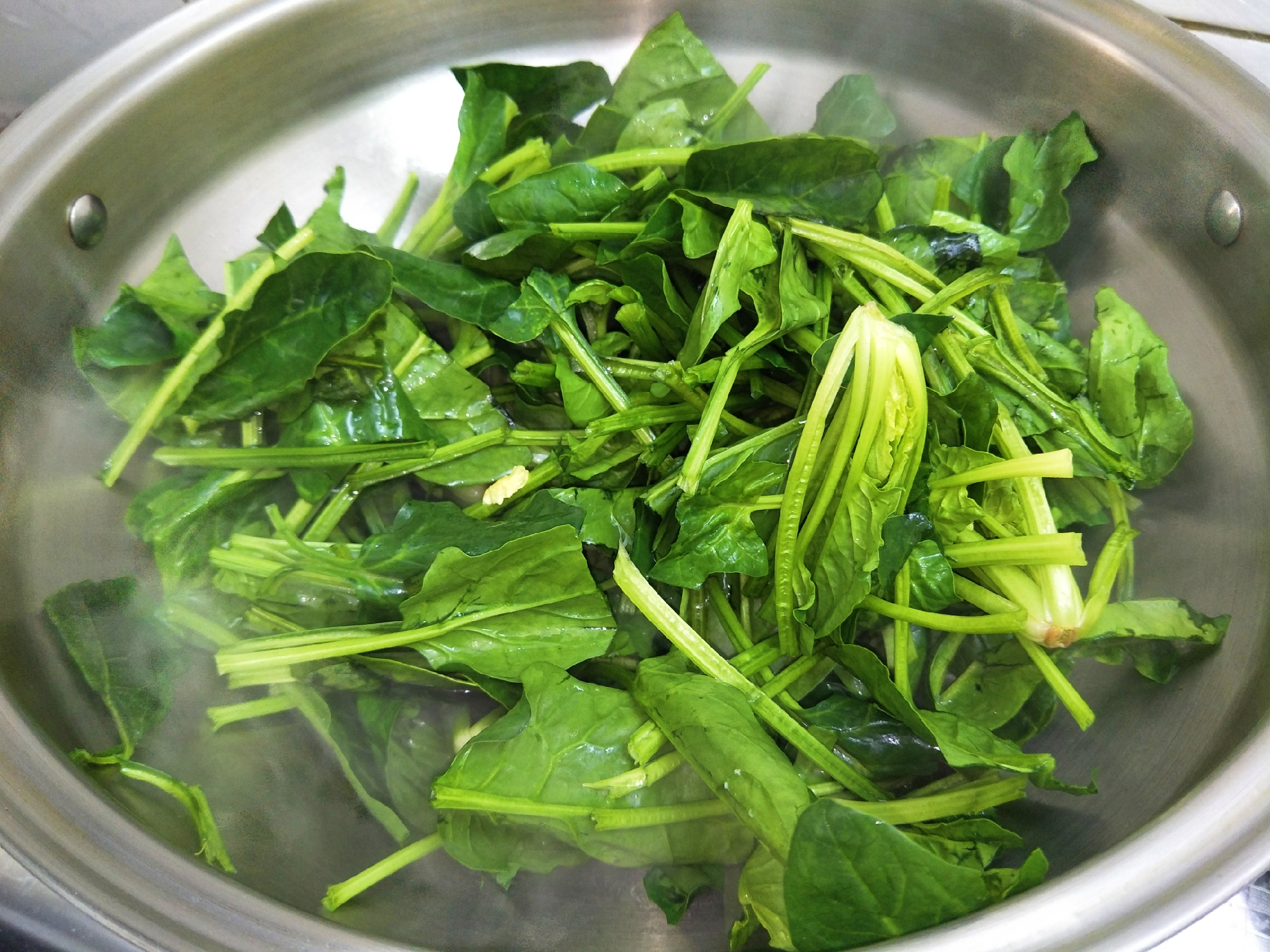 炒菠菜时，记住“2放2不放”，菠菜翠绿不涩，口感特别好