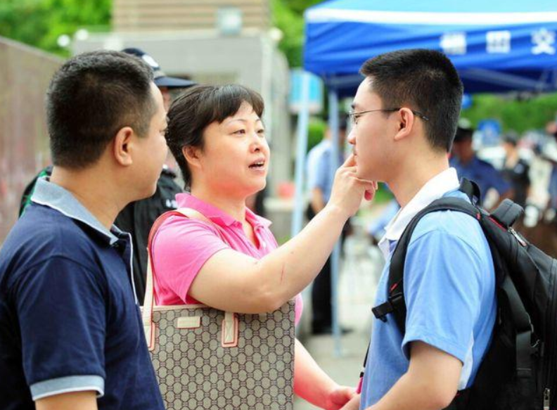 中高考当天，家长有必要“全程陪考”吗，机智的家长巧妙应对