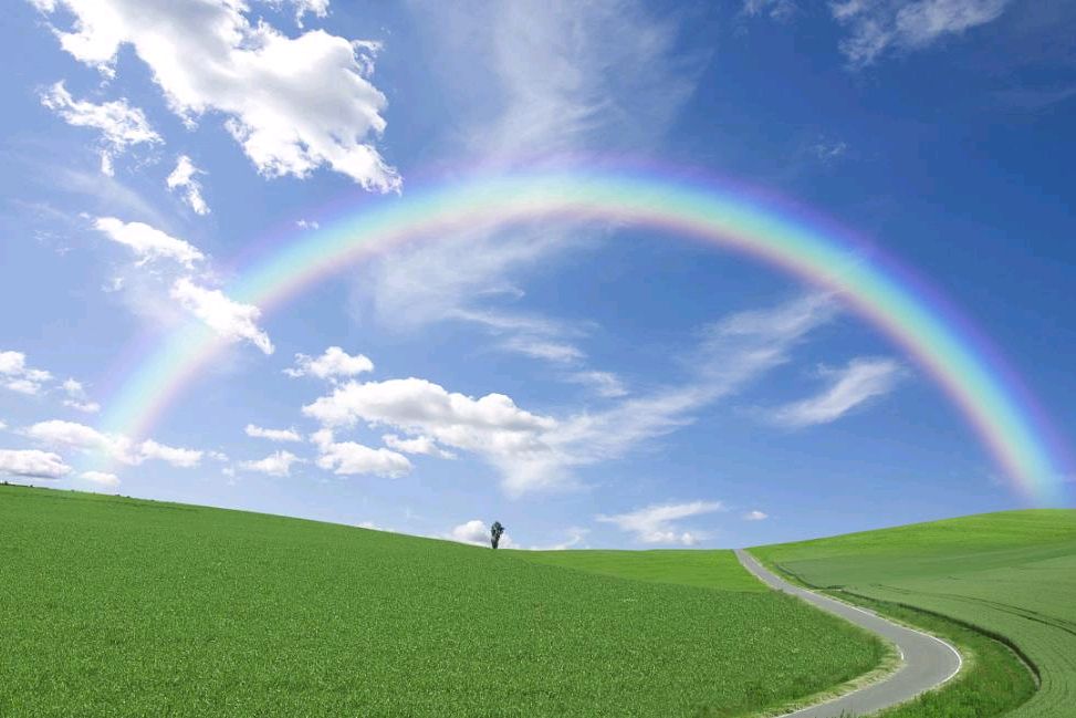 美丽的彩虹,为何颜色深浅不同,且总是从地平面升起呢?