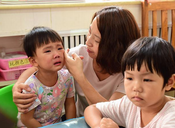 宝宝在幼儿园和在家2种表现？读懂亲子依恋理论，是处理的关键