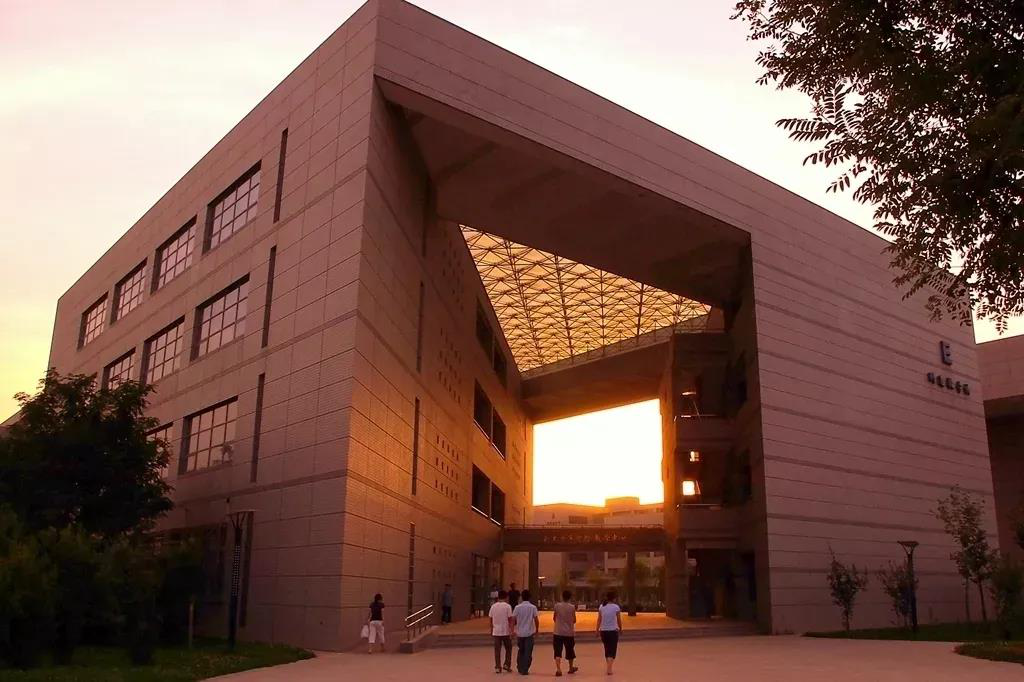 陕西最“豪华”大学之一！坐拥4大“网红”食堂，游泳馆、商业街一应俱全！