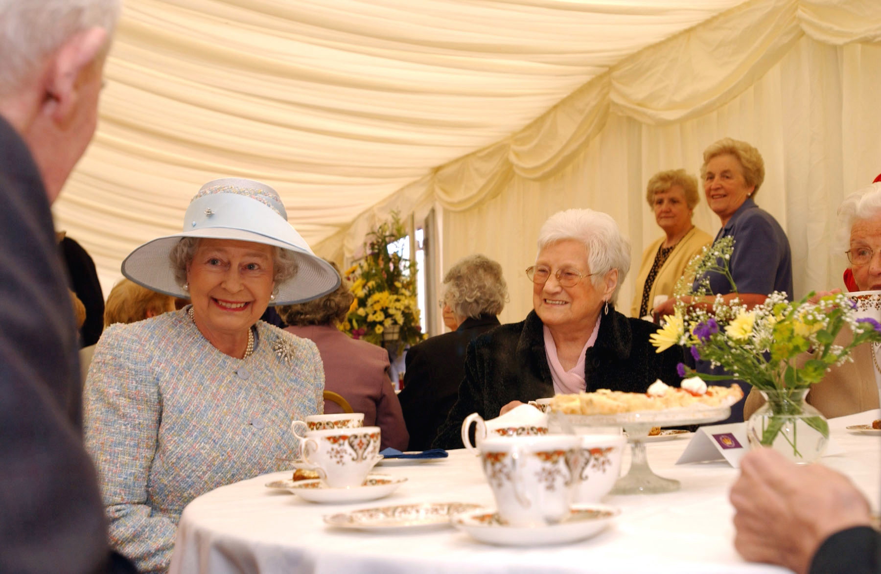 英国餐桌礼仪（盘点英国王室必须遵守的饮食规则）