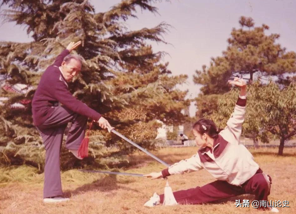 论李天骥的实战能力，抗战时参加过武士队，乃我国10大武术名师