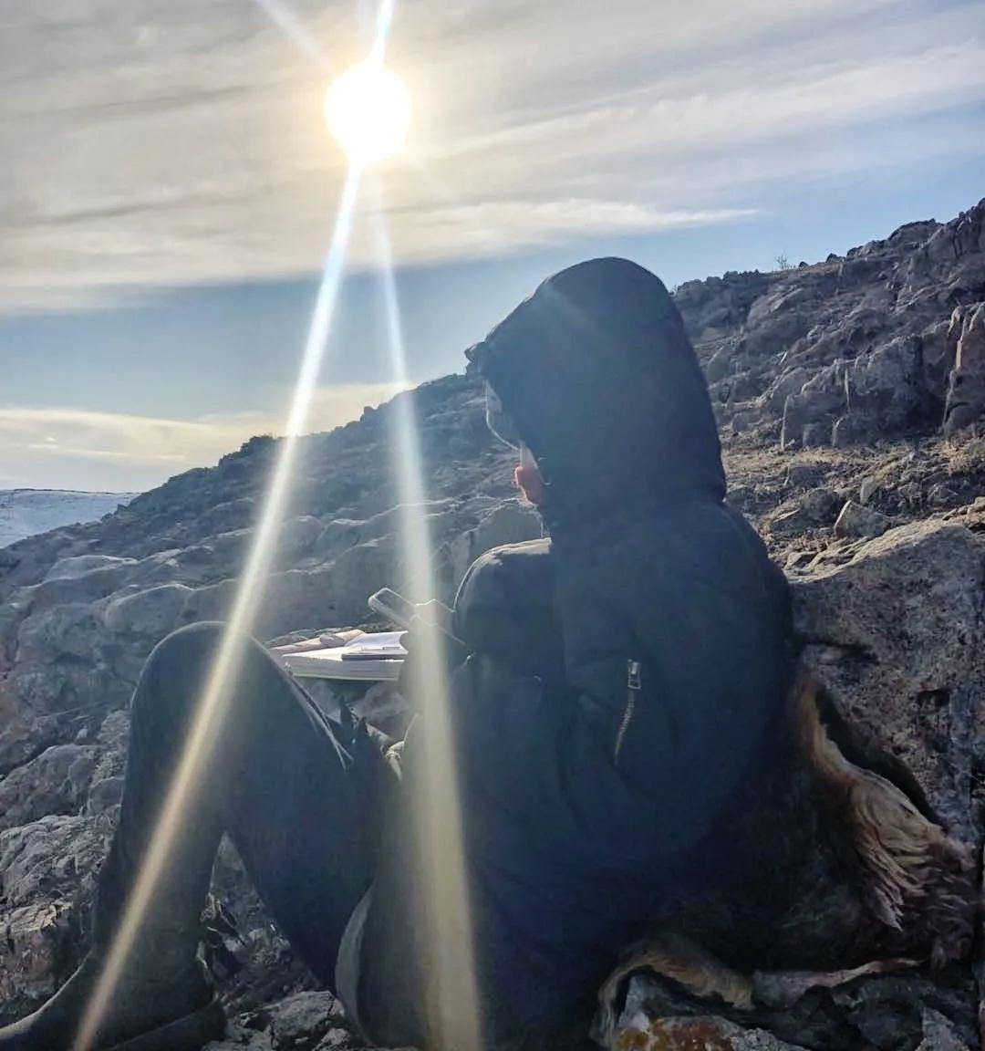 雪山顶找信号的女孩：就读江苏985高校，裹两件外套，为上课爬了一个月天山