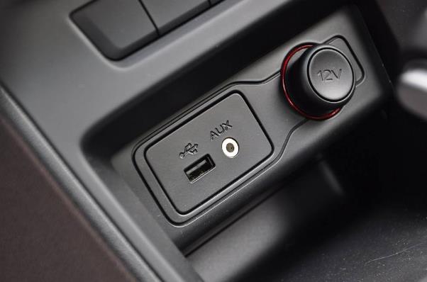 aux接口(4s店都不说的功能,原来aux插口这么好用,不管是新车旧车都能