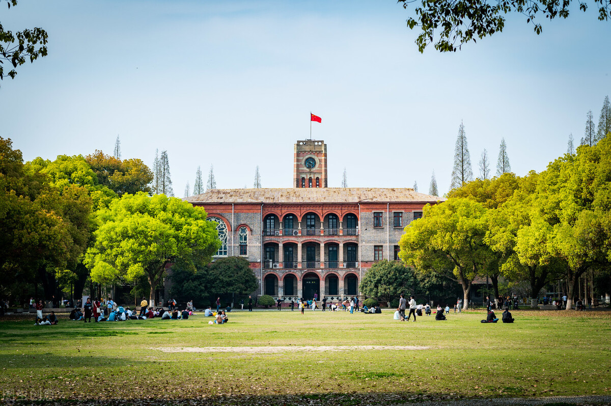 中國最美大學：隐匿在山坡上的古堡式校园VS偶像剧取景地