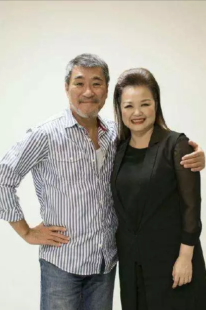 当时的阿橹已经结婚,又是海峡两隔,娃娃却仍旧难逃情爱的网罗,"大概做