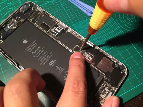 iphone主板漏电特征有哪些，主板漏电原因及如何维修？